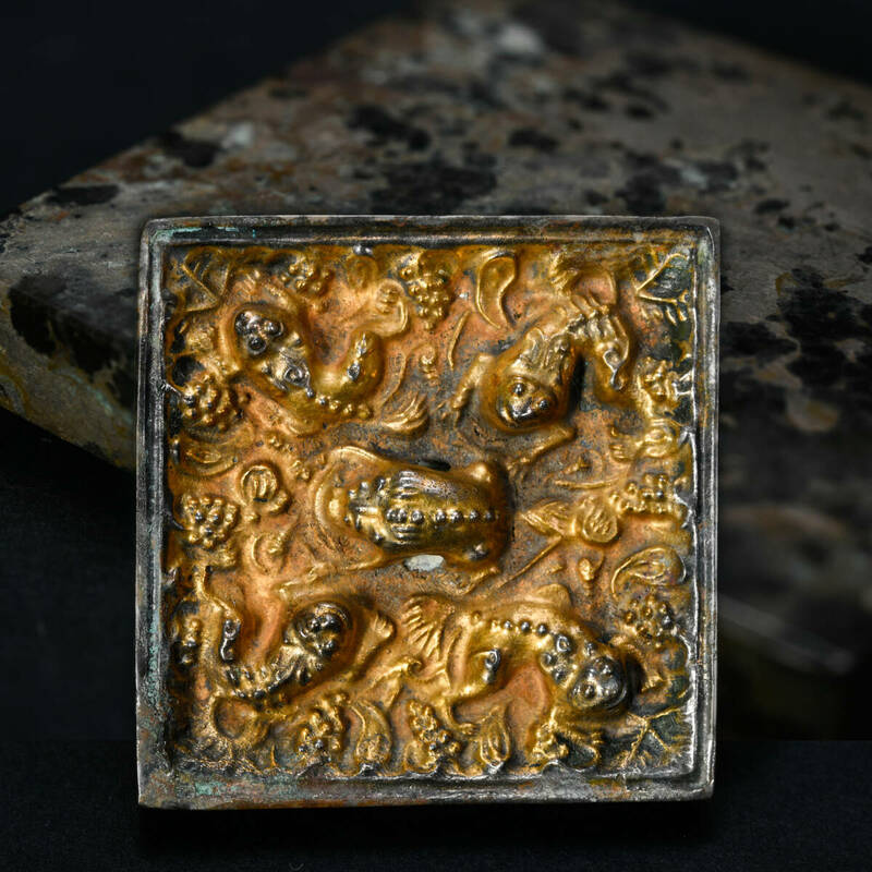 br10616 中国美術 古銅製 方形鍍金獣文銅鏡 置物 ミニ 唐物 4.8x4.9cm 厚0.92cm 重118.3g