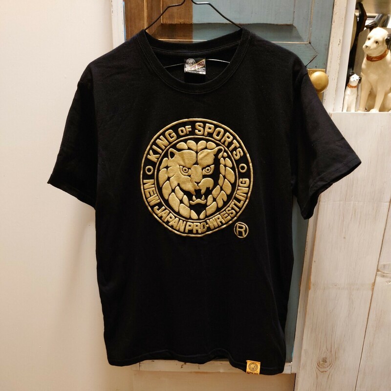 中古 古着 ★ 新日本プロレス ライオン ロゴ Tシャツ ブラック Lサイズ ゴールドエンボスプリント KING OF SPORTS NEW JAPAN PRO