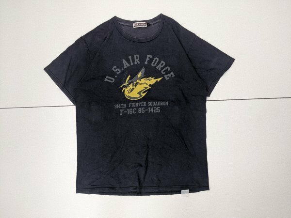 17．HOUSTON ブラックフェード US AIR FORCE デカロゴ プリント 半袖 Tシャツ ヒューストン 314th FIGHTER GARDEN メンズL 黒黄x608