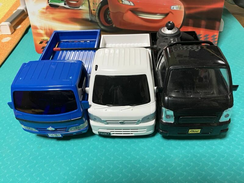 TOYOTA ハイエース　DAIHATSU ハイゼット　フリクションカー2台と軽トラ　ラジコンカーの3台　中古品