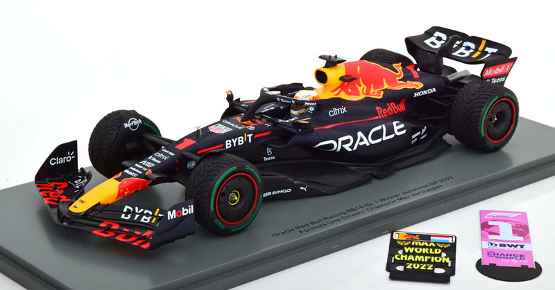 スパーク 1/18 レッドブル RB18 日本 GP 2022 M.フェルスタッペン ウィナー ワールドチャンピオン サインボード & No.1プレート 付 18S774