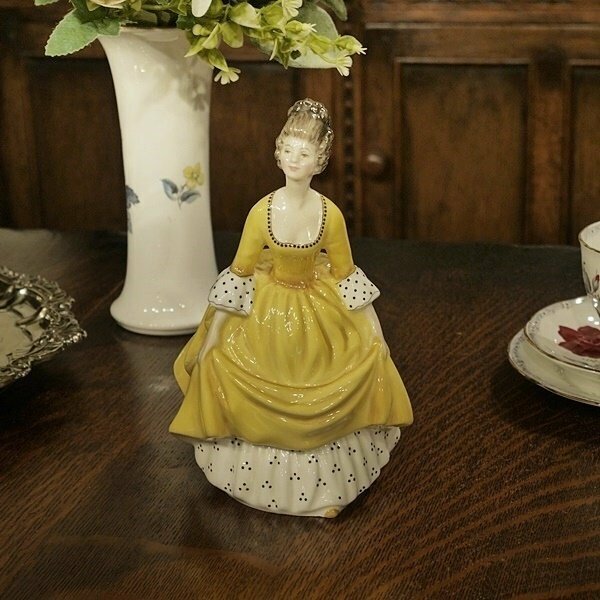 英国イギリスヴィンテージ 1963 ロイヤルドルトン フィギュリン コラリエ Royal Doulton Coralie HN 2307 磁器製人形 S004