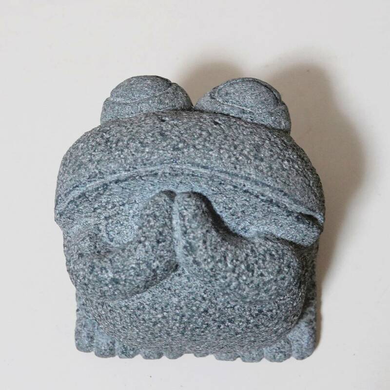 石彫刻　縁起物　置物　無事カエル　お願いカエル　ケロQ　六面彫り　手彫り仕上げ　新品