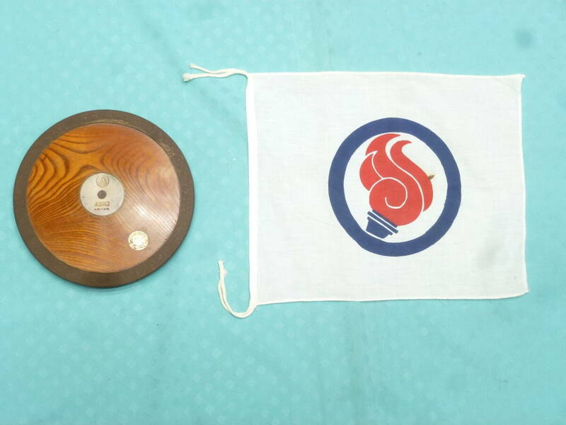 木製円盤とオリンピックの旗　アンティーク