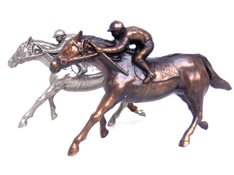 ２体セット レトロ 乗馬 競馬 馬 720ｇ 全長15ｃｍ ジョッキー 彫刻 置物 縁起物 金色 金属製 鉄製 オブジェ インテリア 飾り コレクション