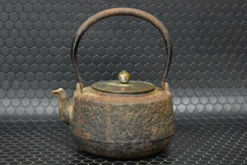 うぶ品　時代物　龍文堂造　岩肌鉄瓶 斑紫銅蓋　茶道具　古美術品　
