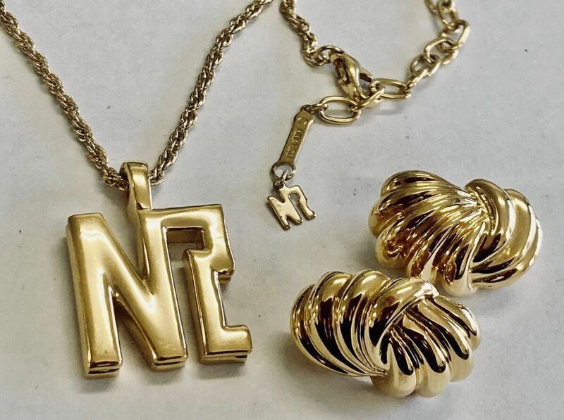 TH ニナリッチ NINA RICCI ネックレスとイヤリングのセット NRロゴ ゴールド アンティーク ブランドアクセサリー