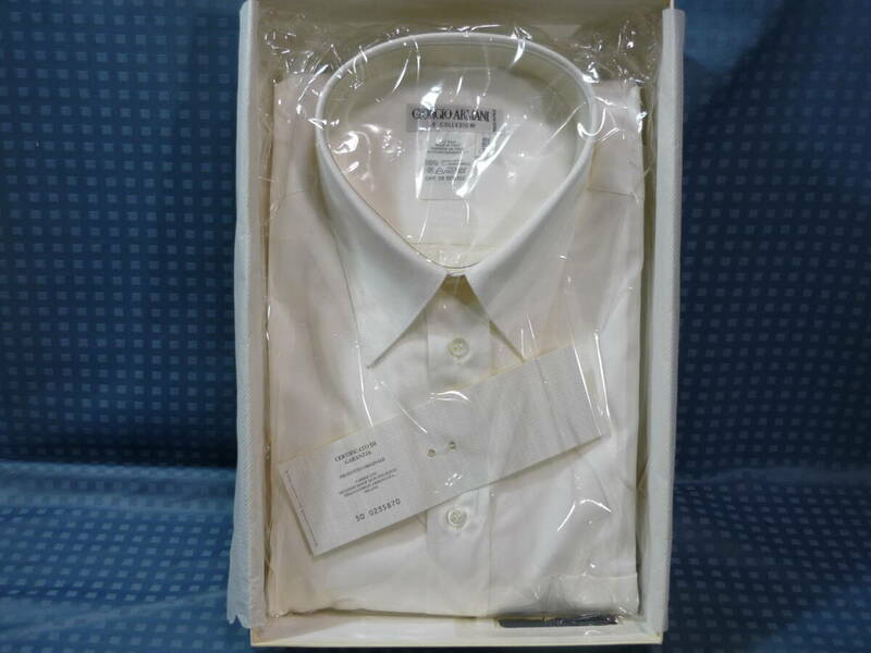G.アルマーニ　ドレスシャツ　サイズ３９　白無地　綿１００％　伊製（旧ロゴ）