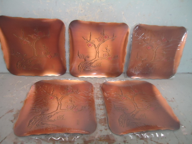 　梅の絵を描いた銅の小皿（菓子盆？・５枚）