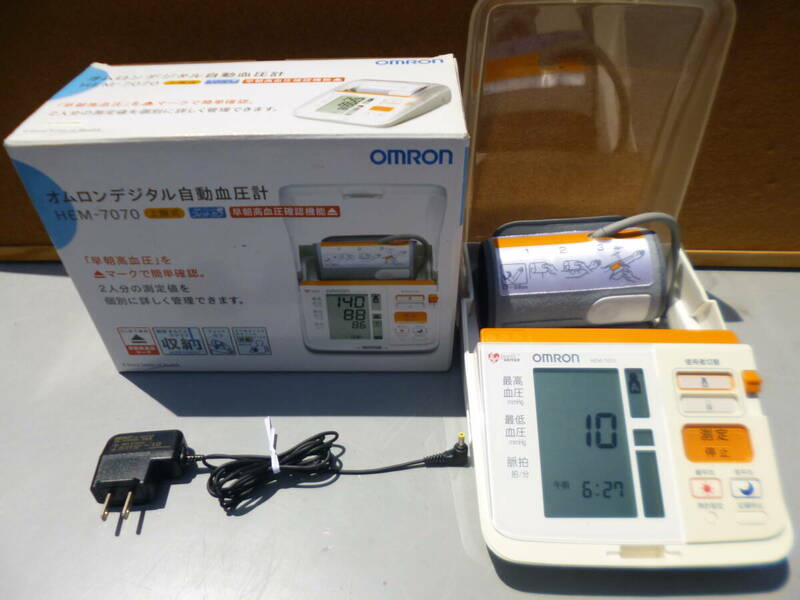 OMRON オムロン HEM-7070 デジタル自動血圧計 動作確認済み 2タイプ電源 ACアダプタ /単3乾電池4本 「管理No.F10152」