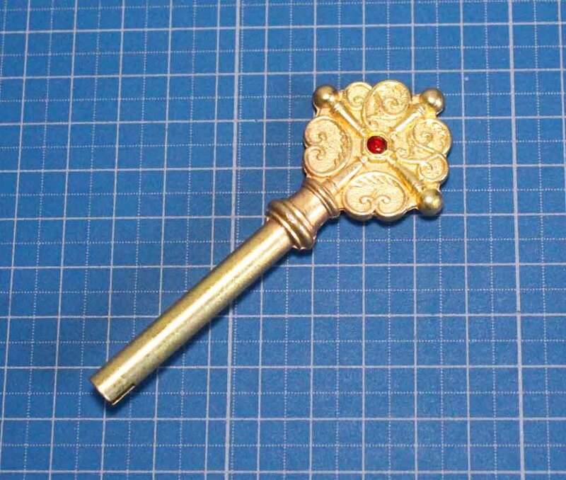 [j158]鍵　金色　8.8cm カギ　key 扉　箱　家具　巻き鍵 オルゴール　時計