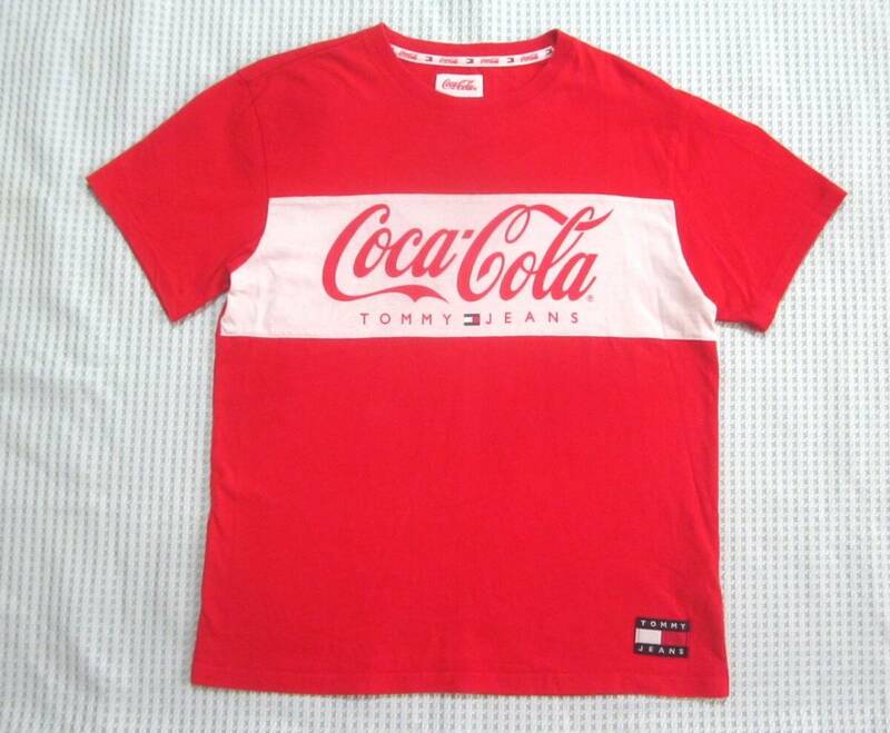 TOMMY JEANS × Coca Cola コラボ 半袖 Tシャツ メンズL コカコーラ トミーヒルフィガー ビッグロゴ トリコロゴワッペン 6736