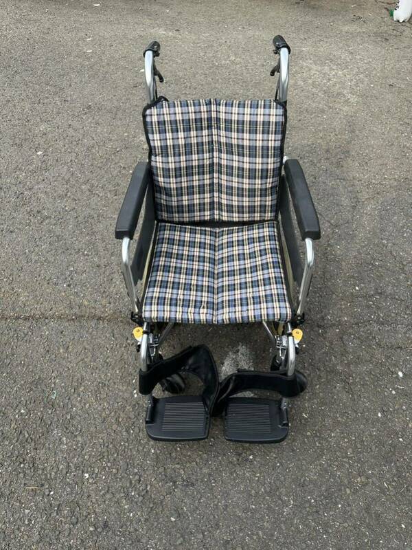MIKI ミキ 介助用 車椅子 SKT-6 6輪 介助型車イス　ノーパンクタイヤ　軽量　折りたたみ　16インチ 