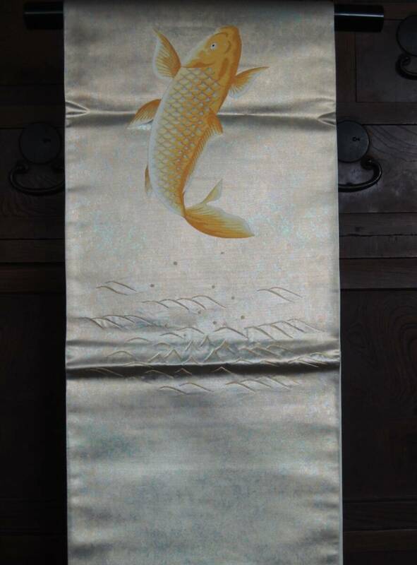 W2003■古布　袋帯　金箔織り地に波と緋鯉　落款■