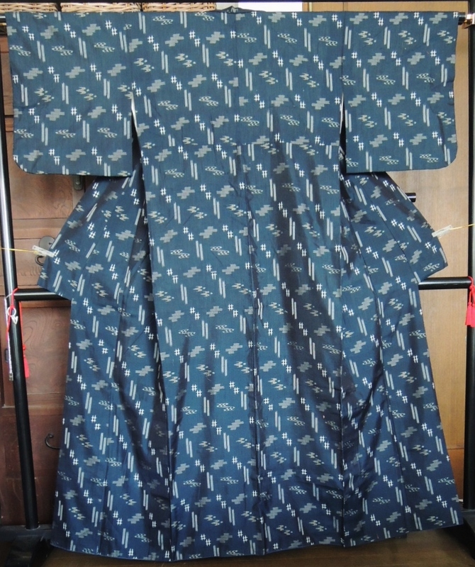 W1996■古布　紬　濃紺地に鳥や流れ　琉球柄織り■
