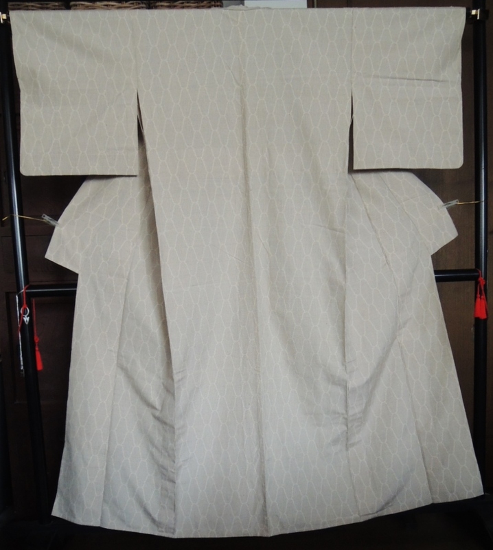 W2007■古布　単衣結城紬　ベージュ色地に黒亀甲織りの網代模様■
