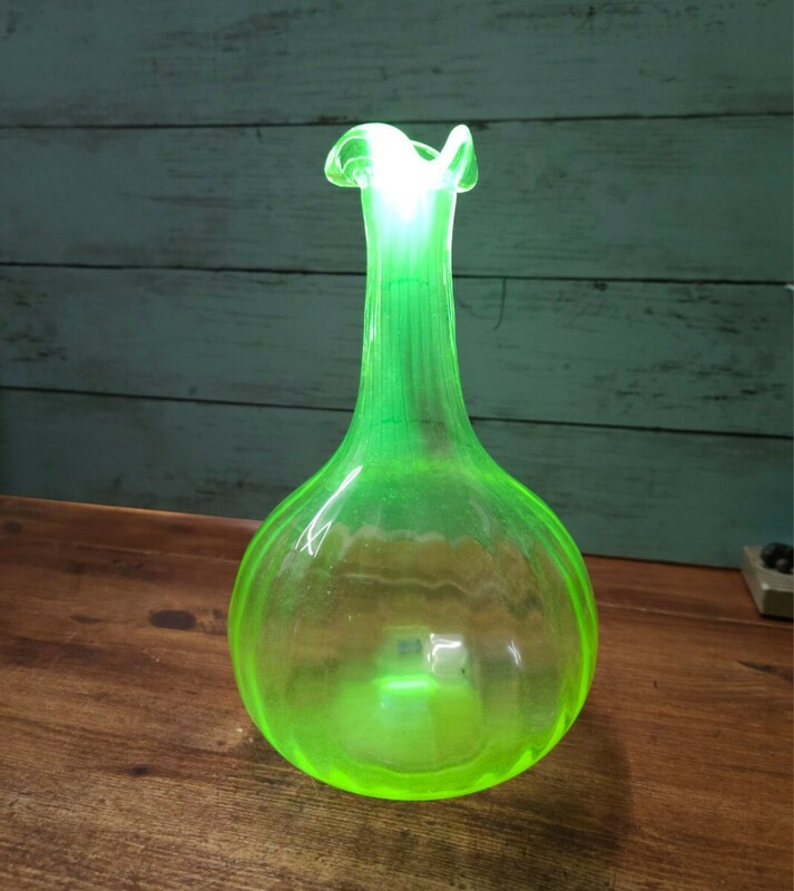 フランスアンティーク ヴァセリンガラス 花瓶 花器 フラワーベース ウラン硝子 インテリア ブロカント オブジェ 一輪挿し