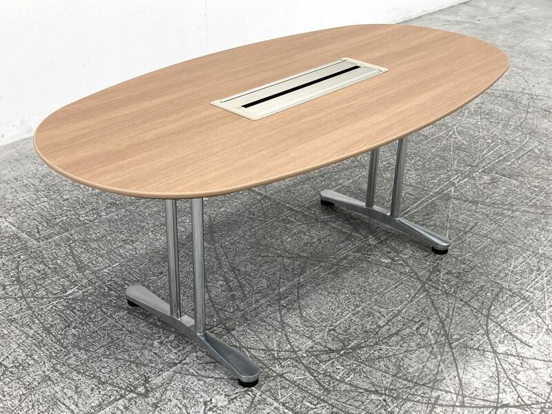 okamura/オカムラ　INTER LACE/インターレイス　ミーティングテーブル　会議　打ち合わせ　重厚感　楕円形　机　ワークテーブル　オフィス