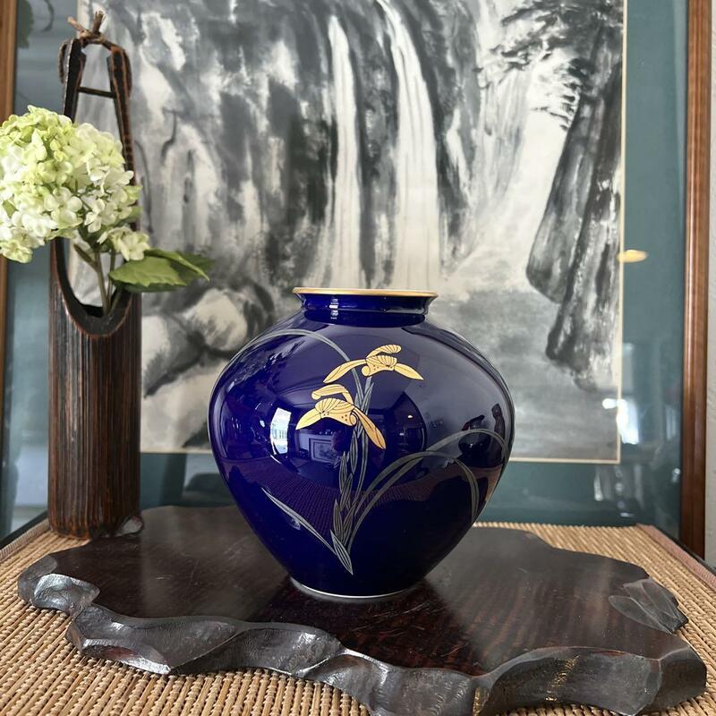 wasabi k162 有田焼の老舗 香蘭社 美しい瑠璃色の花瓶 金彩で描かれた蘭文様を引き立てる艶やかなフォルム オーキッド 飾り壺 花器