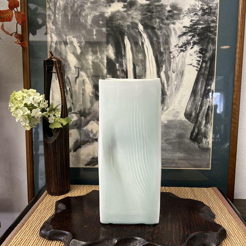 wasabi k160 陶器製 角筒花器 流れる水のような透明感を生む淡い碧色釉 花瓶・飾り壷 紙の筒を立てたように折り目正しい角が特徴的な逸品