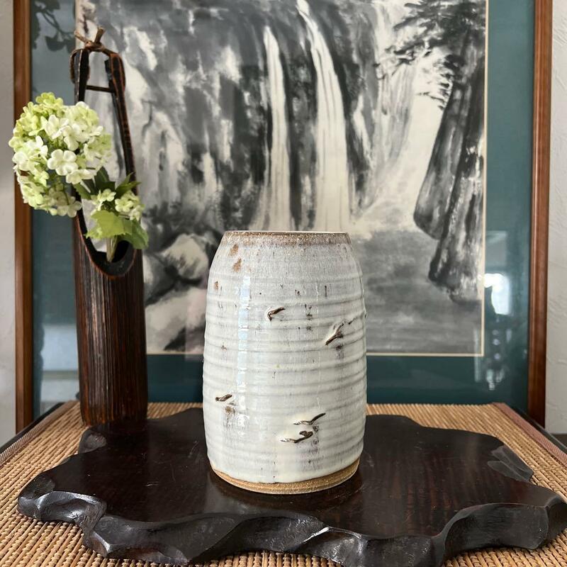 wasabi k193 雲たなびくような白釉の花器 花瓶・飾り壷 月印 ホワイト シリンダー型 和陶器 和のインテリア フラワーベース
