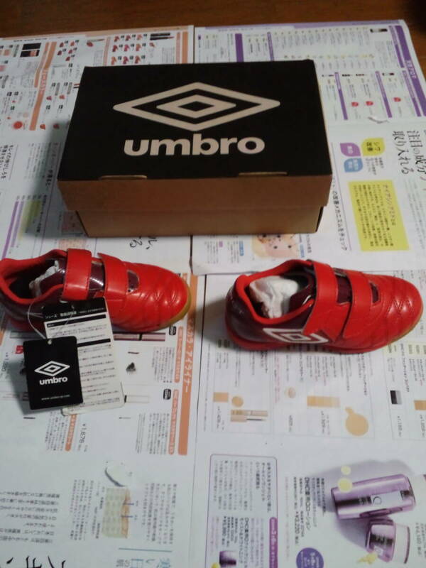 ★即決　新品未使用品　umbro アンブロ　サッカー　シューズ　１６ｃｍ　　赤色系　（ スニーカー キッズ シューズ 運動靴 などにも）