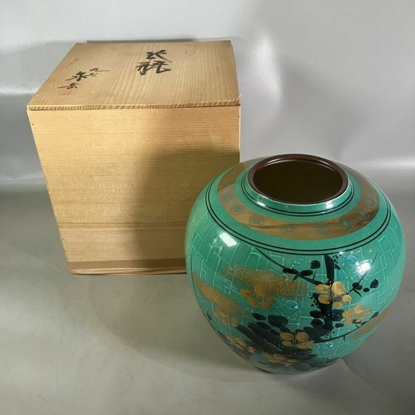 C2-258 伝統工芸品 九谷焼 在銘 泉岳 壺 花器 高さ約25㎝ グリーン 緑 金彩 梅 共箱入り