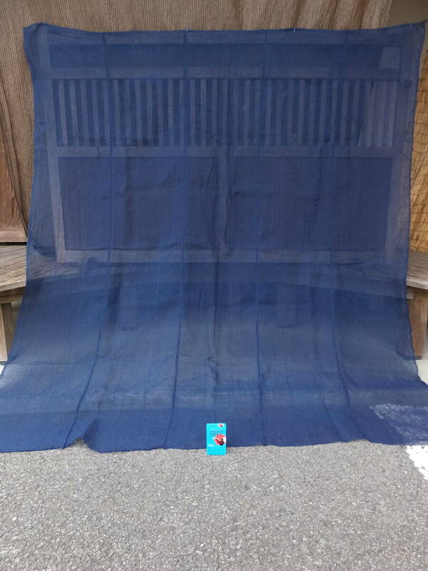 蚊帳に使われていたしっかりした青系薄手藍木綿古布・5幅繋ぎ・194×177㌢・重350g・リメイク素材