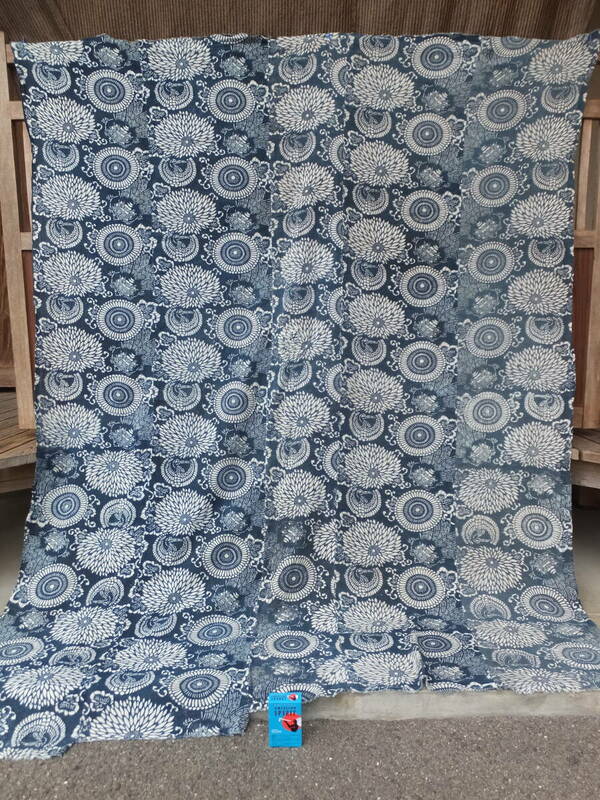 色褪せた手織り藍木綿型染鶴亀菊唐草文古布・4.3幅繋ぎ・180×149㌢・重320g・リメイク素材