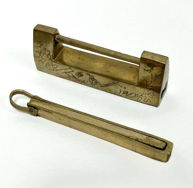 李朝時代 真鍮 飾り彫 装飾 錠前 鍵付き 中国 時代物 古民具 古道具