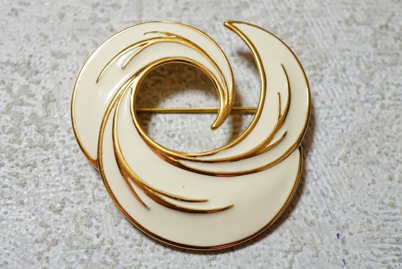 61 モネ/MONET ゴールドカラー ブローチ 海外製 ブランド ヴィンテージ アクセサリー アンティーク 装飾品