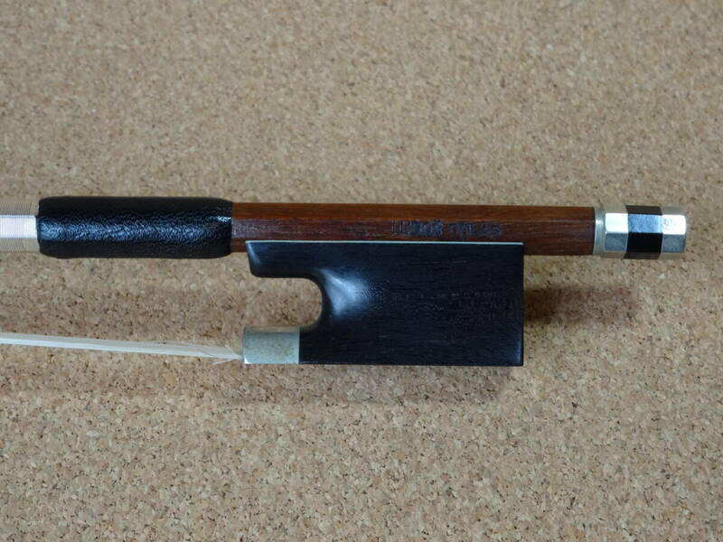 「LUBOS ODLAS (ルボス・オドラス)」 4/4 チェコ製バイオリン弓、真っ直ぐで弾きやすいフェルナンブコ材によるボウ。