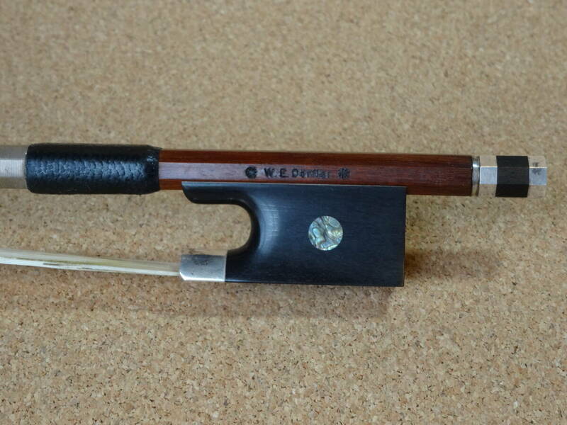 「W.E.DORFLER (デルフラー)」 4/4サイズ、 老舗のジャーマン・バイオリン弓、弾性豊かなフェルナンブコ材によるボウ。