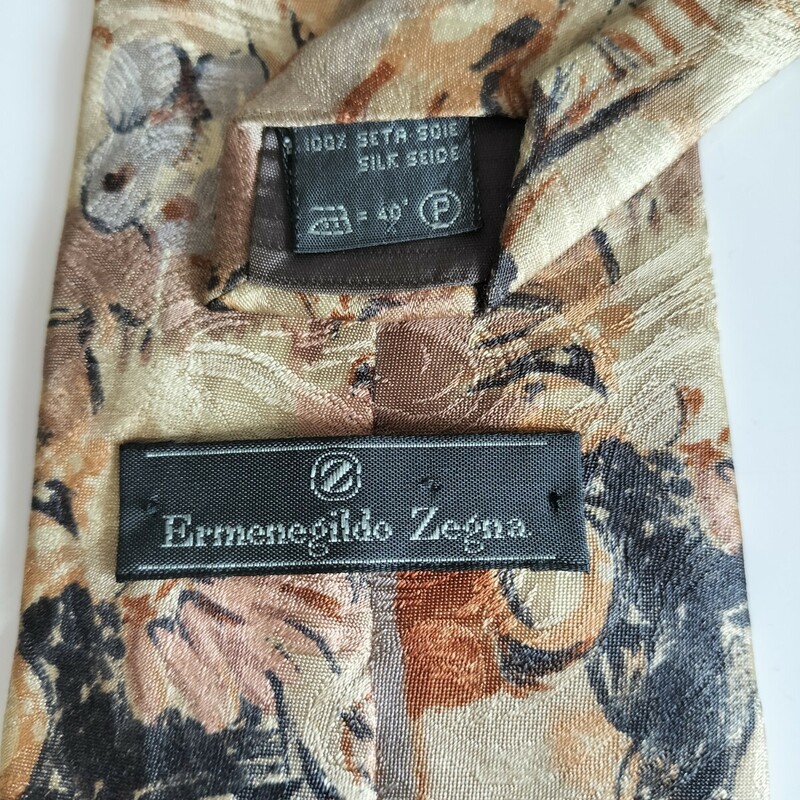 エルメネジルドゼニア(Ermenegildo Zegna)ベージュ総柄ネクタイ