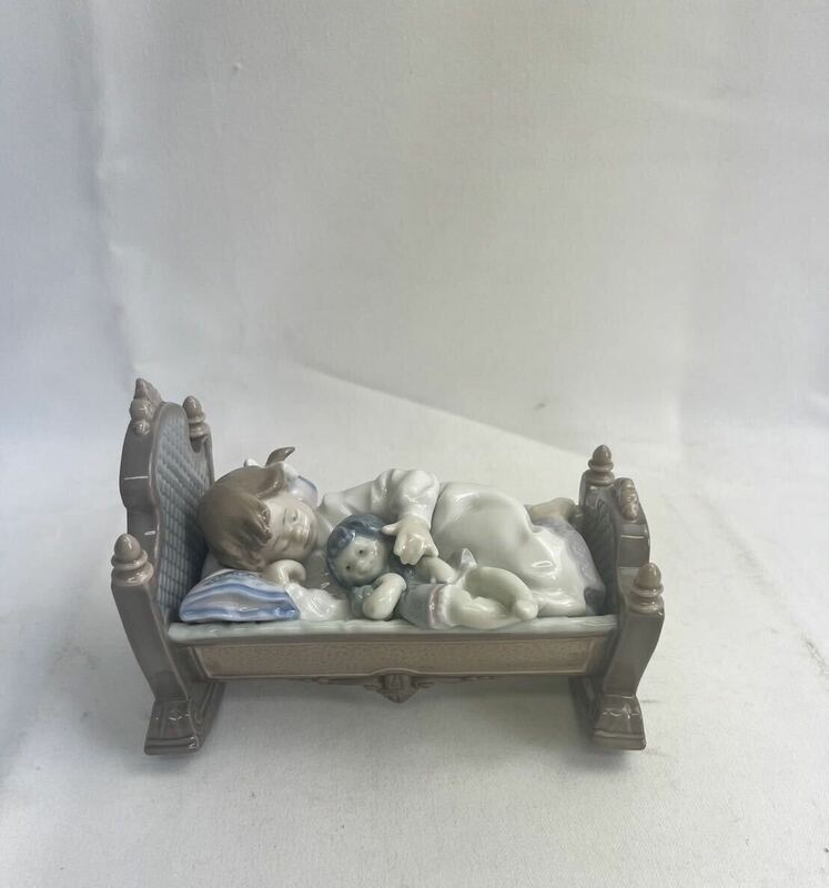 (HI)リアドロ　リヤドロ　人形　陶器　置物　希少品　お人形さんと添い寝　カケ、割れ無し　美術品　フィギュリン