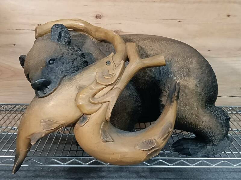 北海道　木彫り 熊の置物　在銘：久保忠 彫