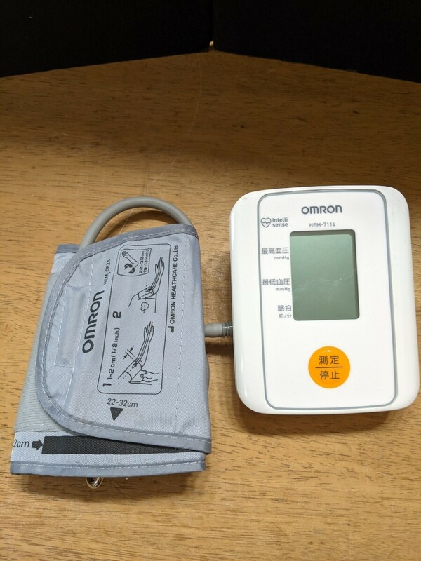 IY1375 omron HEM-7114 デジタル自動血圧計 上腕式 自動電子血圧計 測定器 2023年製/オムロン 動作品 現状品