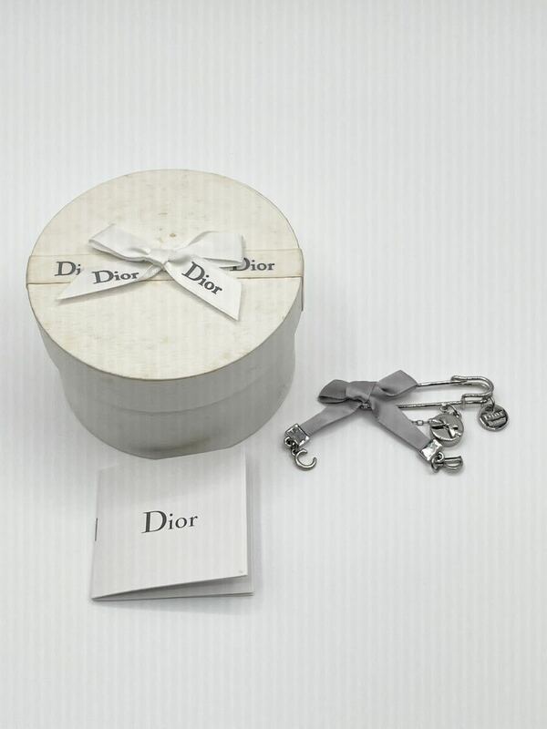 1円〜Christian Dior クリスチャンディオール ブローチ　美品 シルバーカラー ロゴチャーム リボン　ノベルティ