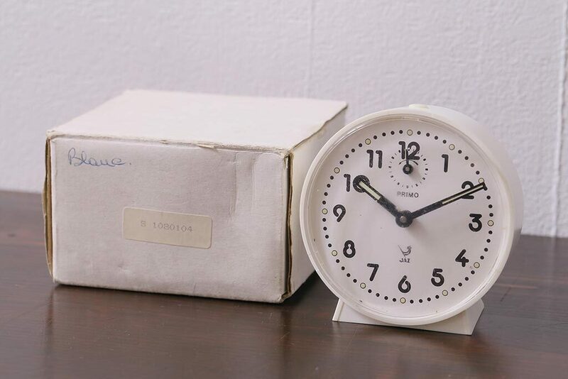 R-042353　ヴィンテージ雑貨　フランスビンテージ　箱付き　JAZ社　白いボディのレトロな目覚まし時計(置時計、枕時計)(R-042353)