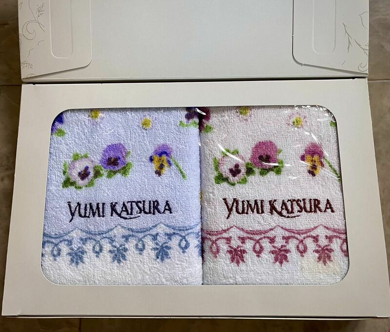 〈YUMI KATSURA桂由美〉パンジー花柄　ロゴ文字刺繍入　フェイスタオル2枚セット　
