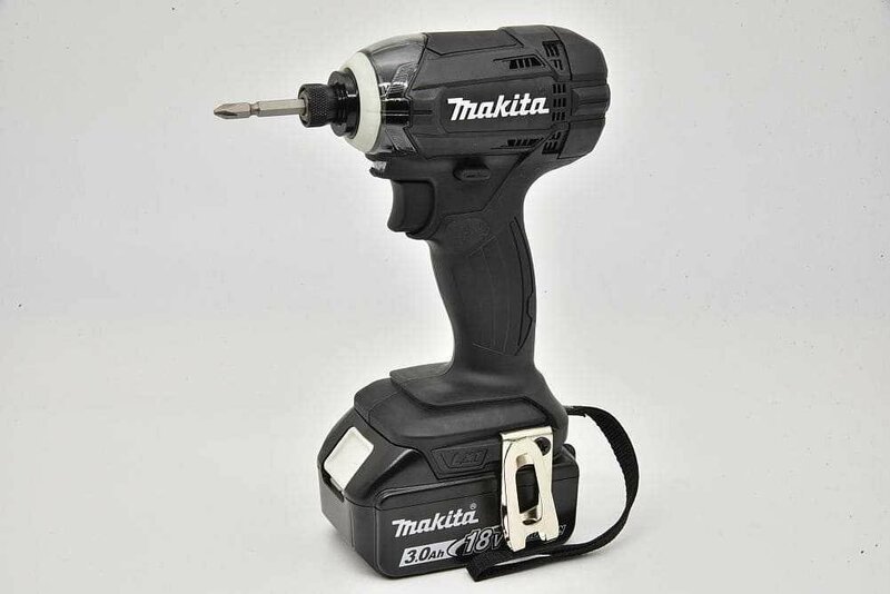 マキタ makita TD149DRFXB 充電式インパクトドライバー バッテリ2個付き DIY 電動工具【新品同様】