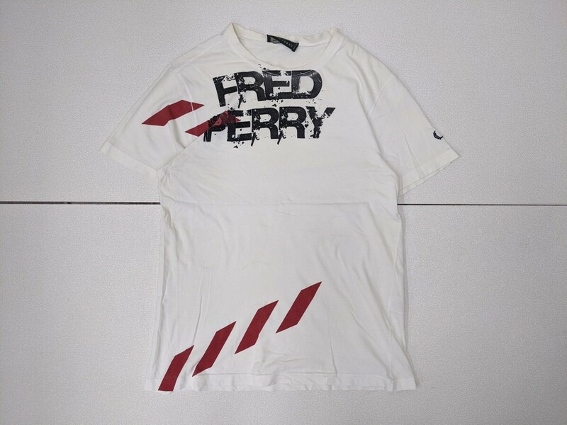6．90s フレッドペリー FRED PERRY ヒットユニオン デザイン ロゴ 半袖Ｔシャツ メンズＭ オフホワイト黒えんじx409