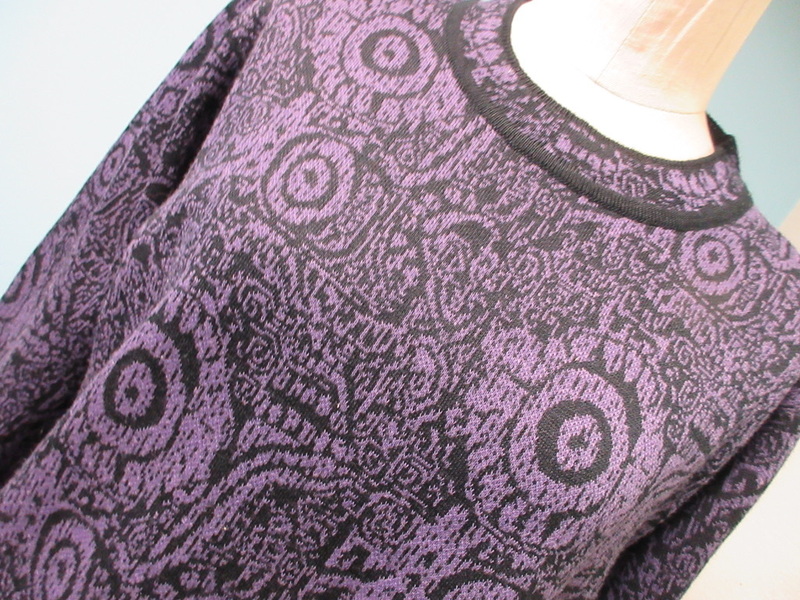 パープルジャガード織ニット・高級セーター・美品・ペイズリー柄　ブラックトップス