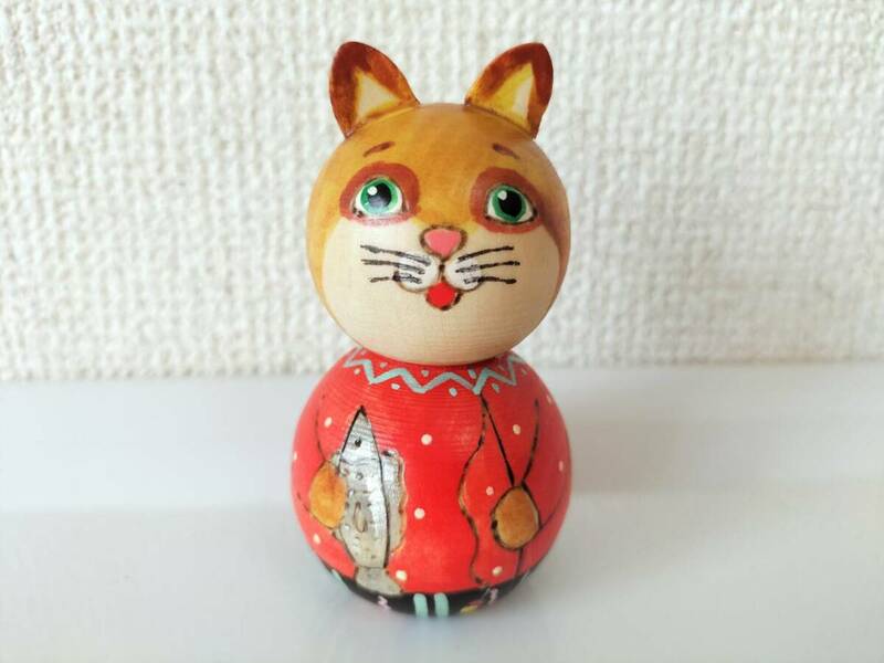 【LYH152】北欧ロシア雑貨 リューバ作　木製人形 ねこ(赤)
