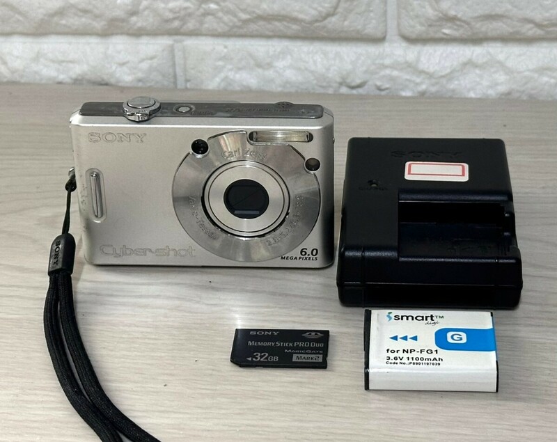 SONY ソニー Cyber-shot DSC-W30(透明ケース )　デジカメ デジタルカメラ