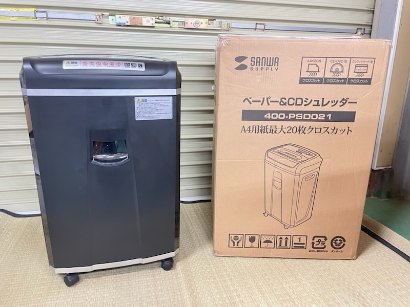 C232 美品 動確済 サンワ 静音 業務用 電動シュレッダー クロスカット 20枚同時裁断 ホチキス DVD CD カード対応 連続60分 26L 400-PSD021