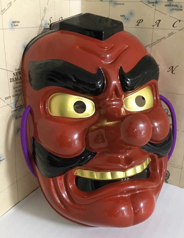 日本の伝統美「お面」！祭り　縁日に『赤い深紅の天狗面』／やや太めの紫紐が付いています