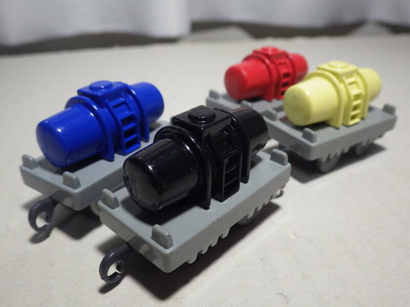 カプセルプラレール　タンク貨車（黒色、黄色、赤色、青色）４色セット