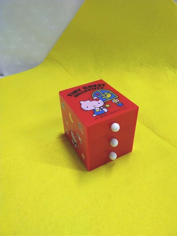 g_t X212 昭和レトロ　おもちゃ　ミニチュア小物入れ　HELLO KITTY　★高さ…約6cm、奥行…約6cm、横巾…5.2cm、赤色