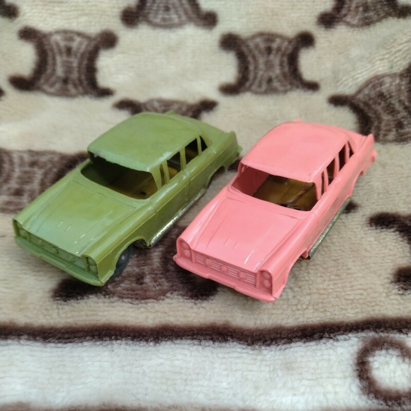 ミニカー　約１０センチ　ピンク　緑　２台まとめて　昭和レトロ　ビンテージ　当時物　レア
